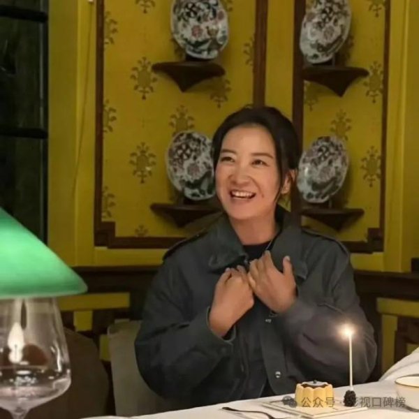 倍倍网 贾玲上海滩千元餐厅庆生贵妇气场拉满，又瘦了好多但亲和力依旧